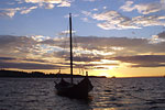 Vikingabåt i solnedgång