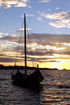 Vikingabåt i solnedgång