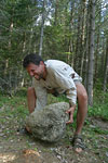 Connor lyfter sten
